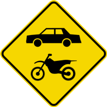Chaussée désignée, automobiles et motocyclettes tout-terrain