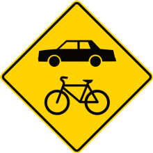 Chaussée désignée, automobiles et bicyclettes
