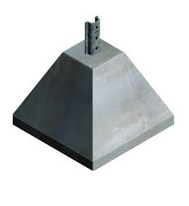 Base pyramidale de béton
